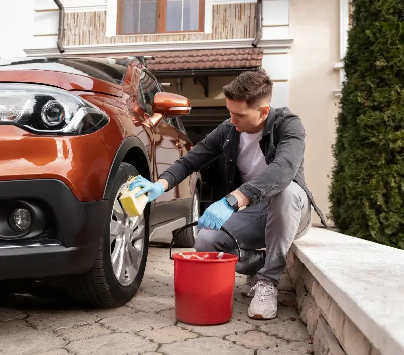 Lavage auto à domicile Bessé-sur-Braye : professionnel intervenant sur un véhicule
